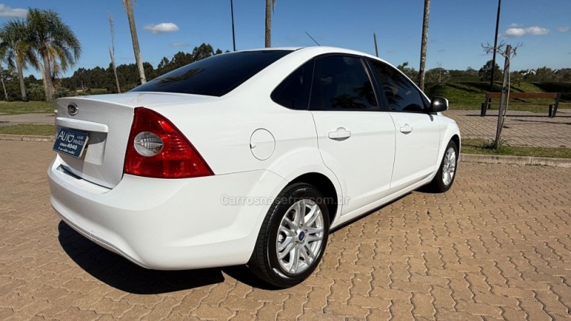 FOCUS 1.6 GL SEDAN 16V FLEX 4P MANUAL - 2013 - DOIS IRMãOS