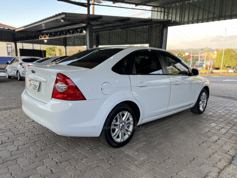 FOCUS 1.6 SE SEDAN 16V FLEX 4P MANUAL - 2011 - BOM PRINCíPIO