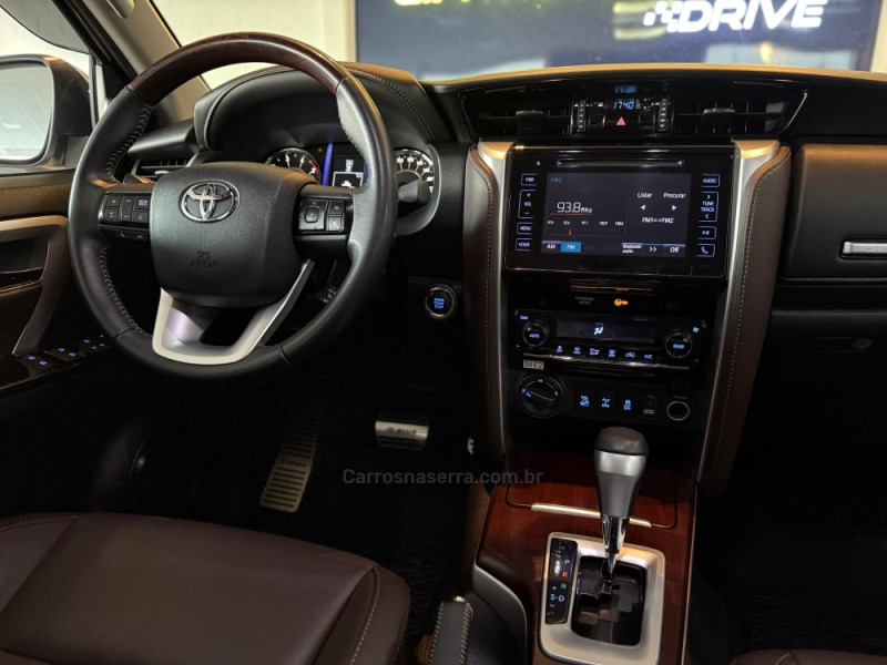 HILUX SW4 2.8 SRX 4X4 7 LUGARES 16V TURBO INTERCOOLER DIESEL 4P AUTOMÁTICO - 2016 - SãO LEOPOLDO