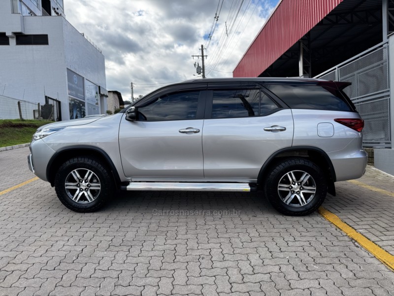 HILUX SW4 2.7 SRV 4X2 16V FLEX 7 LUGARES 4P AUTOMÁTICO - 2020 - FELIZ
