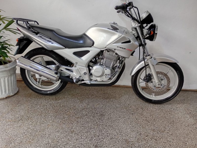 CB 250F TWISTER CBS - 2005 - CAMPO BOM