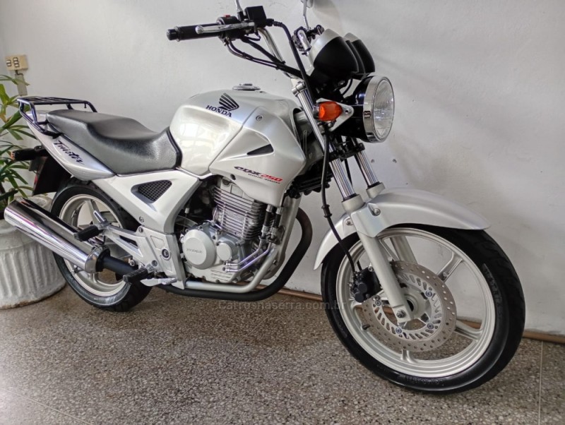 CB 250F TWISTER CBS - 2005 - CAMPO BOM