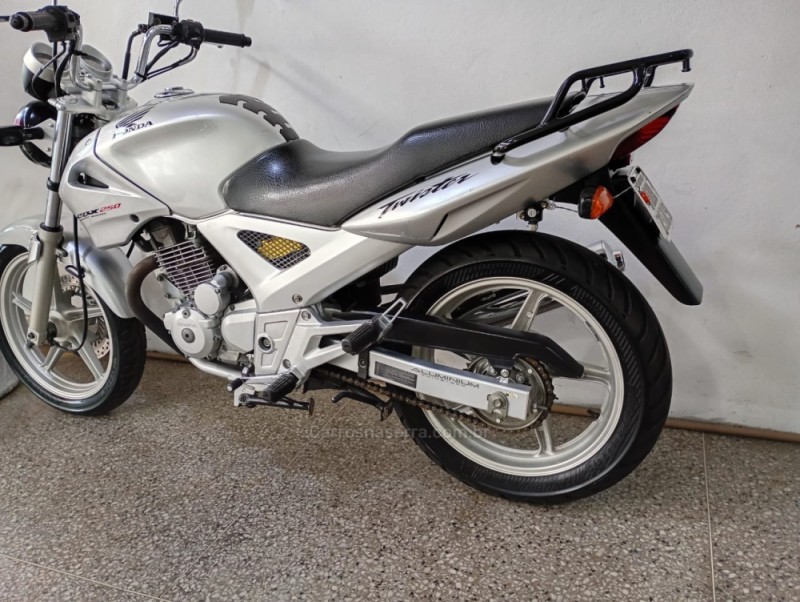 CB 250F TWISTER CBS - 2005 - CAMPO BOM