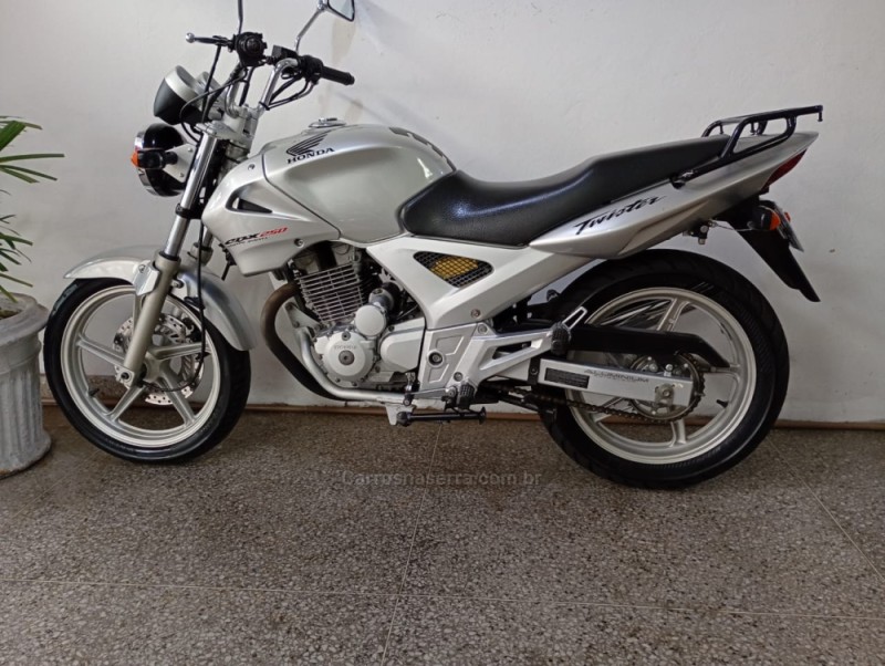 CB 250F TWISTER CBS - 2005 - CAMPO BOM