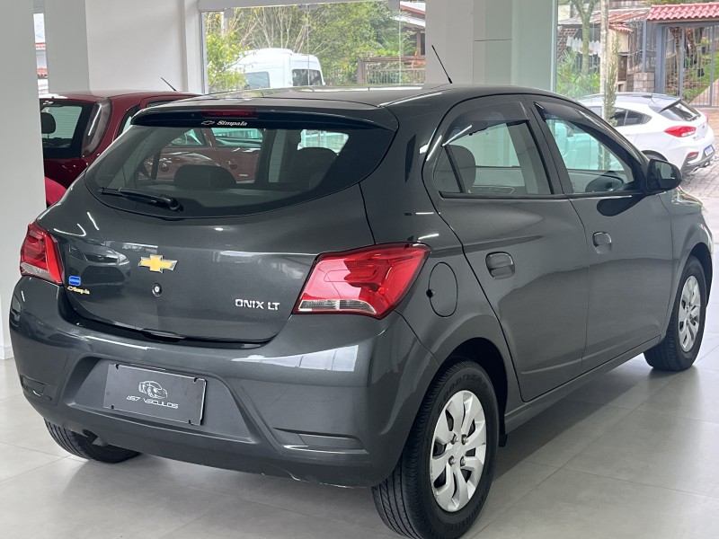 ONIX 1.0 LT PLUS 8V FLEX 4P MANUAL - 2017 - BENTO GONçALVES