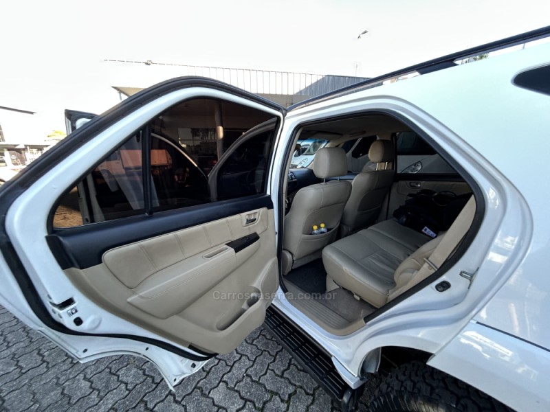 HILUX SW4 3.0 SRV 4X4 16V TURBO INTERCOOLER DIESEL 4P MANUAL - 2015 - FARROUPILHA