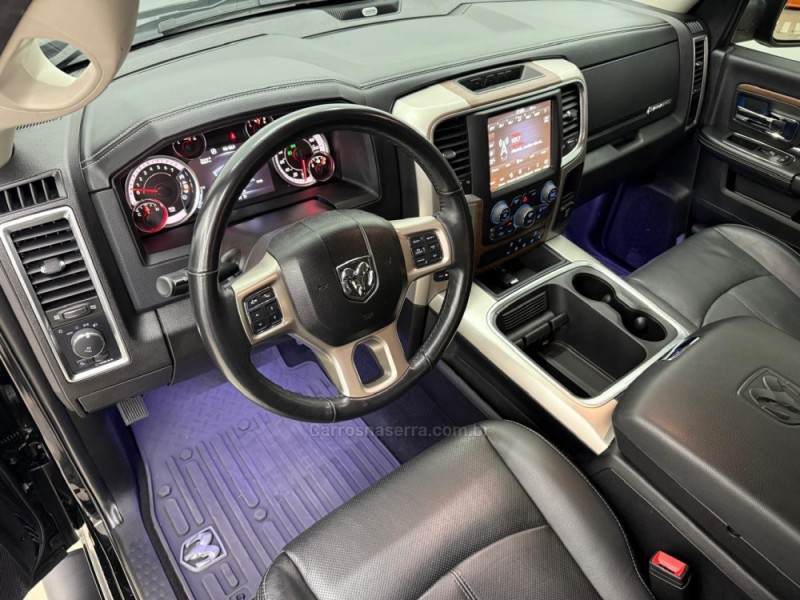 CLASSIC 5.7 LARAMIE V8 HEMI 4P GASOLINA AUTOMÁTICA - 2022 - CAXIAS DO SUL