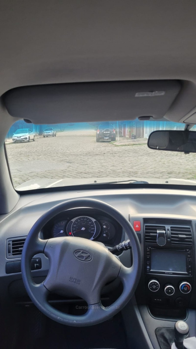 TUCSON 2.0 MPFI GL 16V 142CV 2WD GASOLINA 4P MANUAL - 2011 - CAXIAS DO SUL