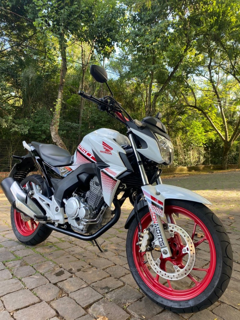 CB 250F TWISTER  - 2022 - LAJEADO