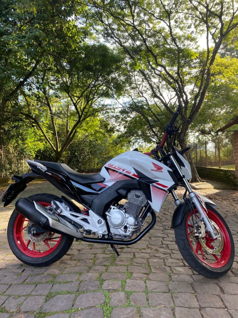 CB 250F TWISTER  - 2022 - LAJEADO