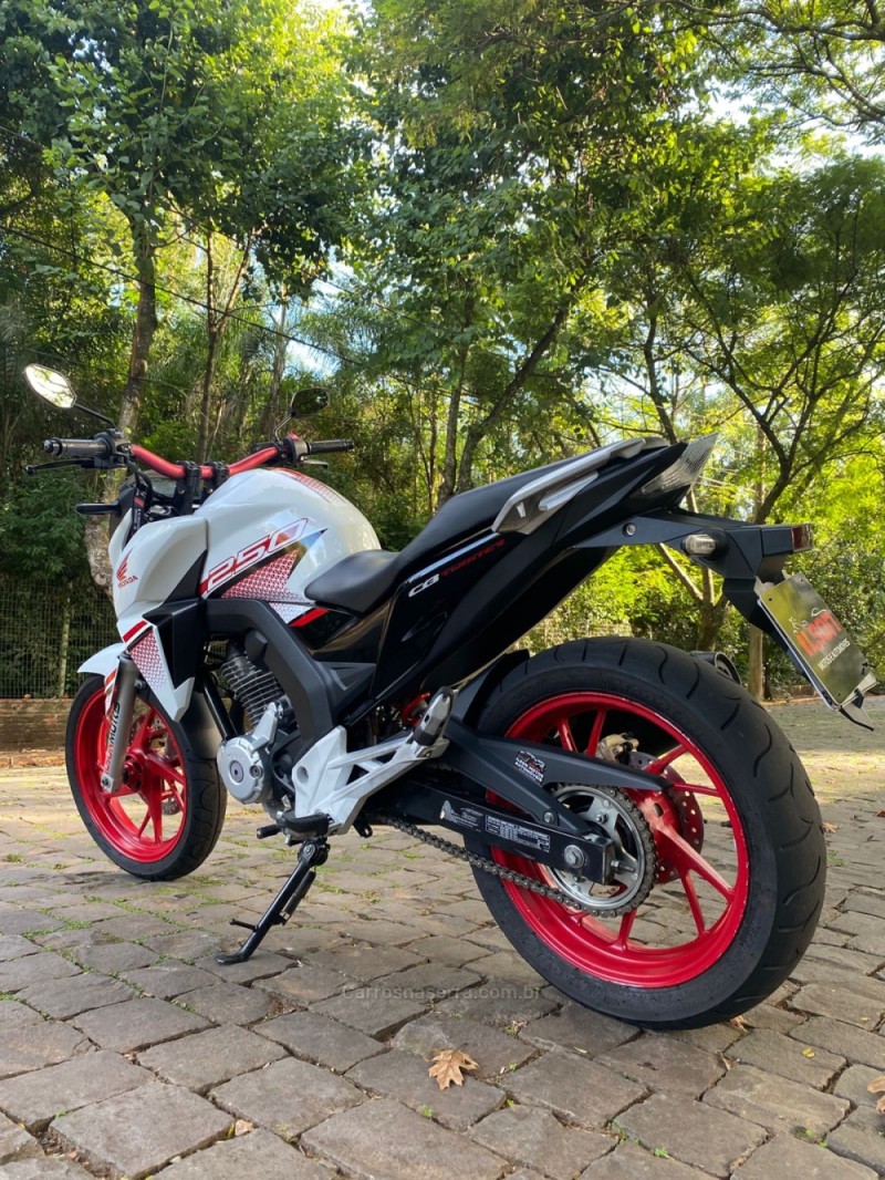 CB 250F TWISTER  - 2022 - LAJEADO