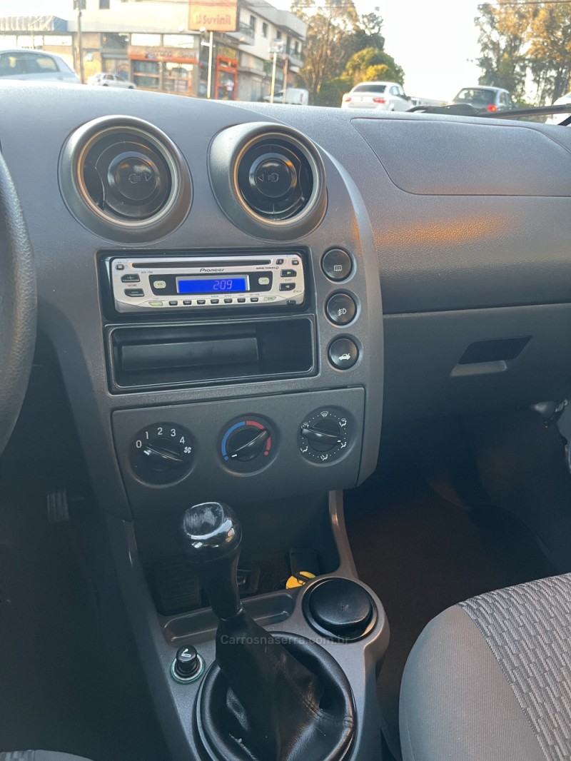 FIESTA 1.6 MPI SEDAN 8V FLEX 4P MANUAL - 2005 - CAXIAS DO SUL