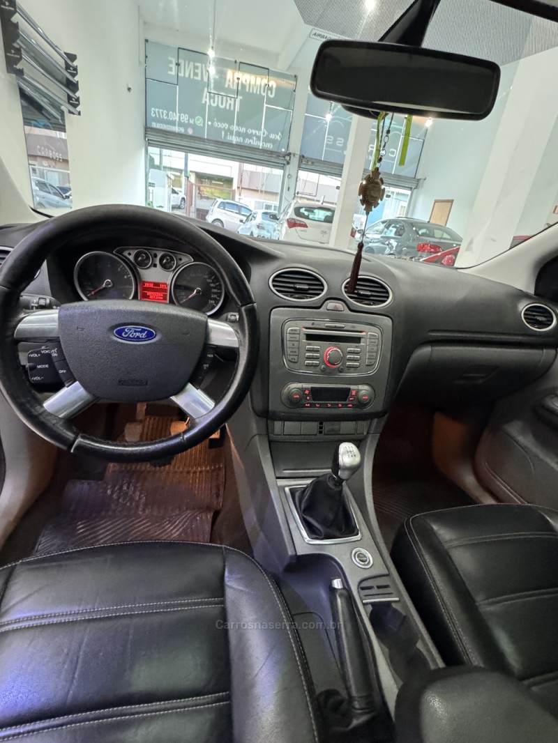 FOCUS 2.0 TITANIUM HATCH 16V FLEX 4P MANUAL - 2013 - CAXIAS DO SUL