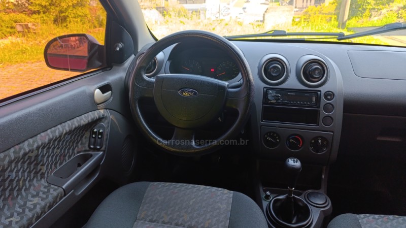 FIESTA 1.6 MPI 8V GASOLINA 4P MANUAL - 2004 - CAXIAS DO SUL