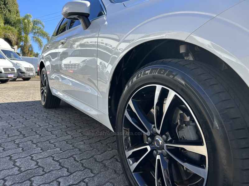 XC60 2.0 D5 MOMENTUM AWD DIESEL 4P AUTOMÁTICO - 2019 - FARROUPILHA