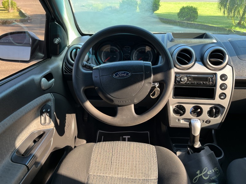 FIESTA 1.6 SE SEDAN 16V FLEX 4P MANUAL - 2014 - BOM PRINCíPIO
