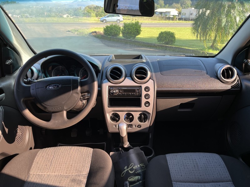 FIESTA 1.6 SE SEDAN 16V FLEX 4P MANUAL - 2014 - BOM PRINCíPIO