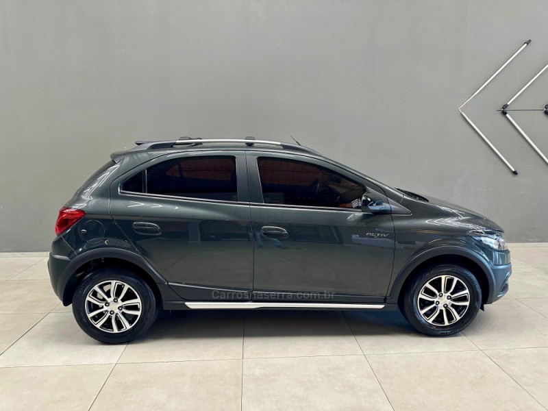 ONIX 1.4 MPFI ACTIV 8V FLEX 4P MANUAL - 2017 - SAPIRANGA