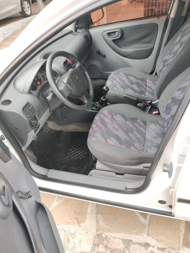 CORSA 1.0 MPFI JOY 8V GASOLINA 4P MANUAL - 2003 - TRêS COROAS