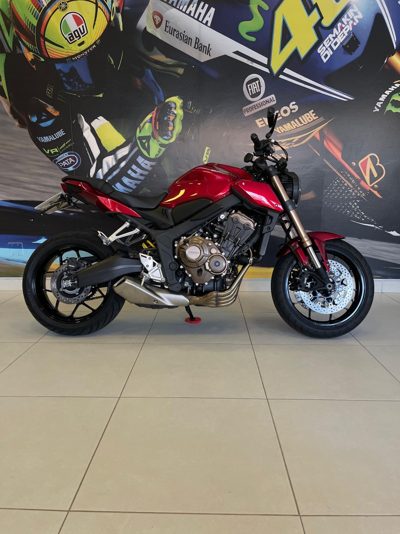 HONDA - CB 650R - 2021/2022 - Vermelha - R$ 52.900,00