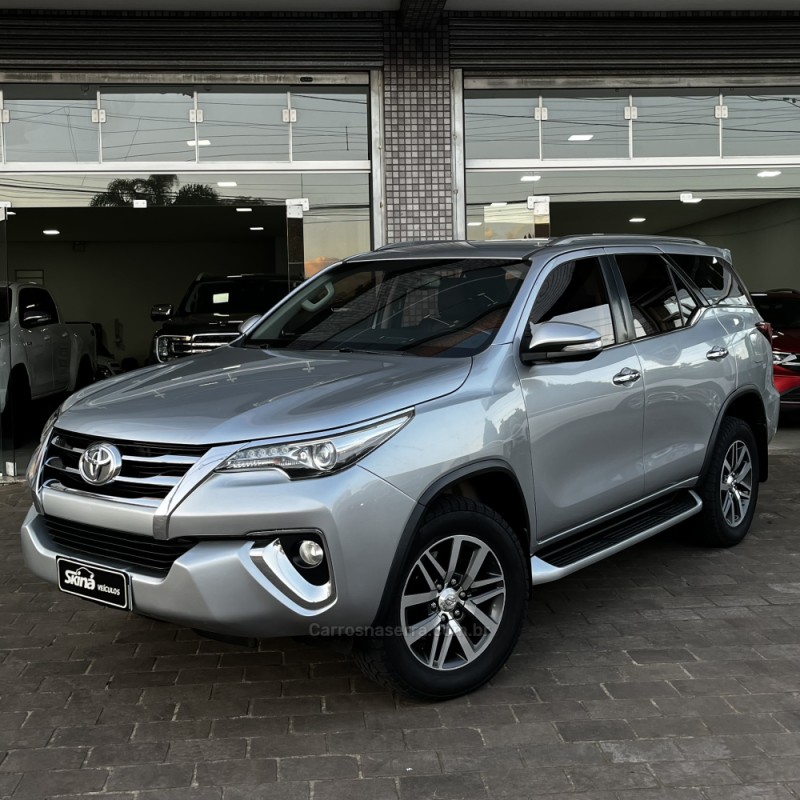 HILUX SW4 2.8 SRX 4X4 7 LUGARES 16V TURBO INTERCOOLER DIESEL 4P AUTOMÁTICO - 2016 - VACARIA