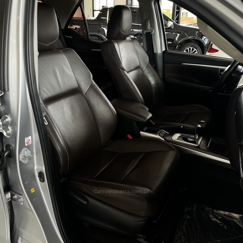 HILUX SW4 2.8 SRX 4X4 7 LUGARES 16V TURBO INTERCOOLER DIESEL 4P AUTOMÁTICO - 2016 - VACARIA