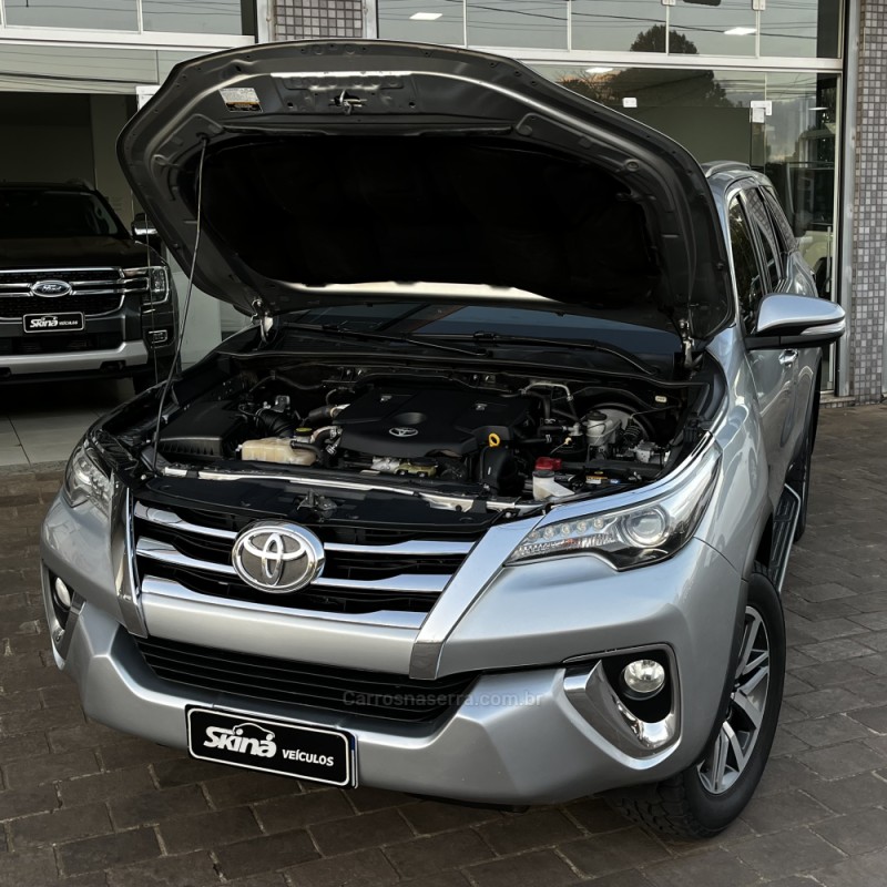 HILUX SW4 2.8 SRX 4X4 7 LUGARES 16V TURBO INTERCOOLER DIESEL 4P AUTOMÁTICO - 2016 - VACARIA