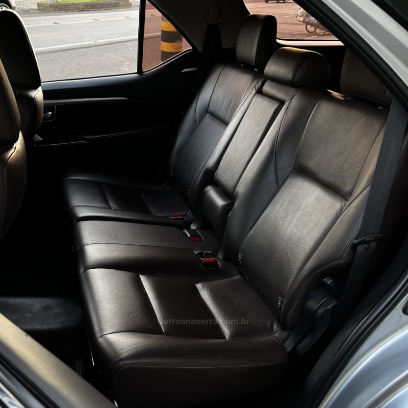 HILUX SW4 2.8 SRX 4X4 7 LUGARES 16V TURBO INTERCOOLER DIESEL 4P AUTOMÁTICO - 2016 - VACARIA
