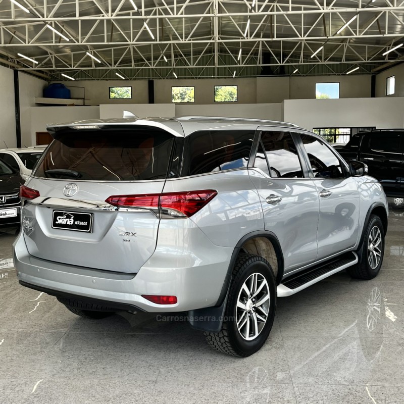 HILUX SW4 2.8 SRX 4X4 7 LUGARES 16V TURBO INTERCOOLER DIESEL 4P AUTOMÁTICO - 2016 - VACARIA