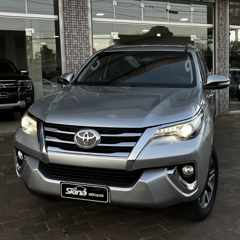 HILUX SW4 2.8 SRX 4X4 7 LUGARES 16V TURBO INTERCOOLER DIESEL 4P AUTOMÁTICO - 2016 - VACARIA