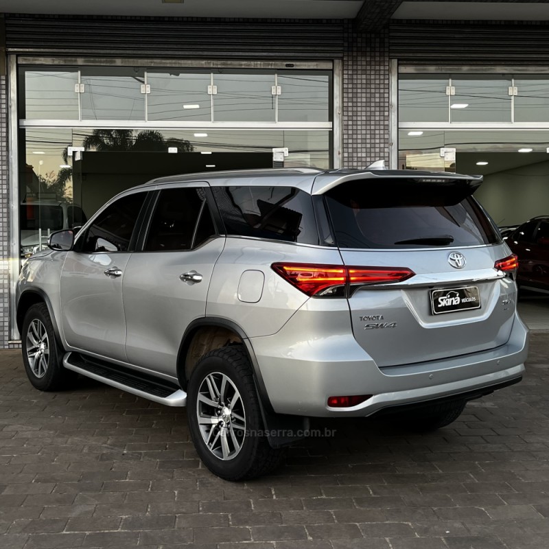 HILUX SW4 2.8 SRX 4X4 7 LUGARES 16V TURBO INTERCOOLER DIESEL 4P AUTOMÁTICO - 2016 - VACARIA