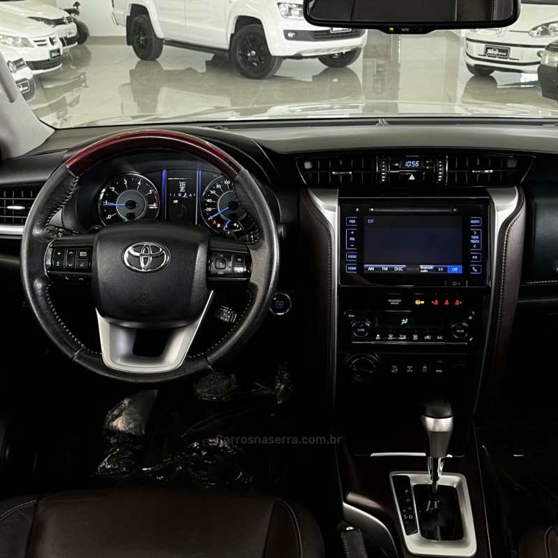 HILUX SW4 2.8 SRX 4X4 7 LUGARES 16V TURBO INTERCOOLER DIESEL 4P AUTOMÁTICO - 2016 - VACARIA