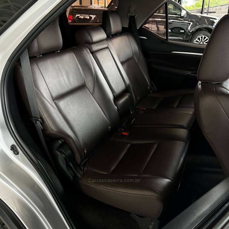 HILUX SW4 2.8 SRX 4X4 7 LUGARES 16V TURBO INTERCOOLER DIESEL 4P AUTOMÁTICO - 2016 - VACARIA