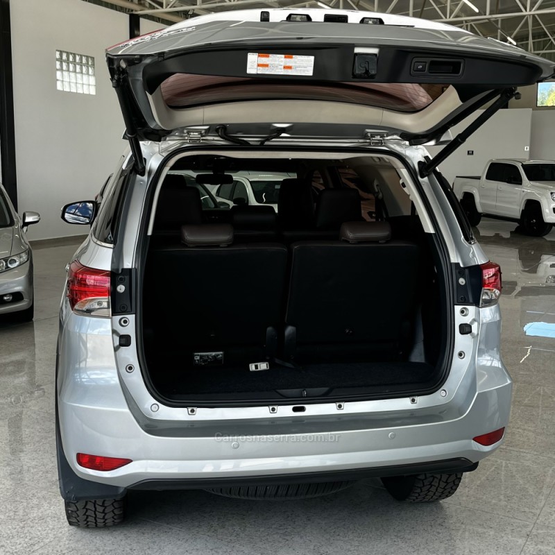 HILUX SW4 2.8 SRX 4X4 7 LUGARES 16V TURBO INTERCOOLER DIESEL 4P AUTOMÁTICO - 2016 - VACARIA