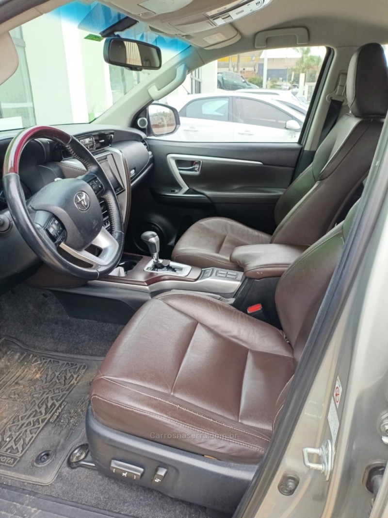 HILUX SW4 2.8 4X4 SRX PLATINUM TURBO 7 LUGARES DIESEL 4P AUTOMÁTICO - 2018 - IVOTI