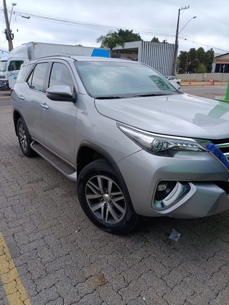 HILUX SW4 2.8 4X4 SRX PLATINUM TURBO 7 LUGARES DIESEL 4P AUTOMÁTICO - 2018 - IVOTI