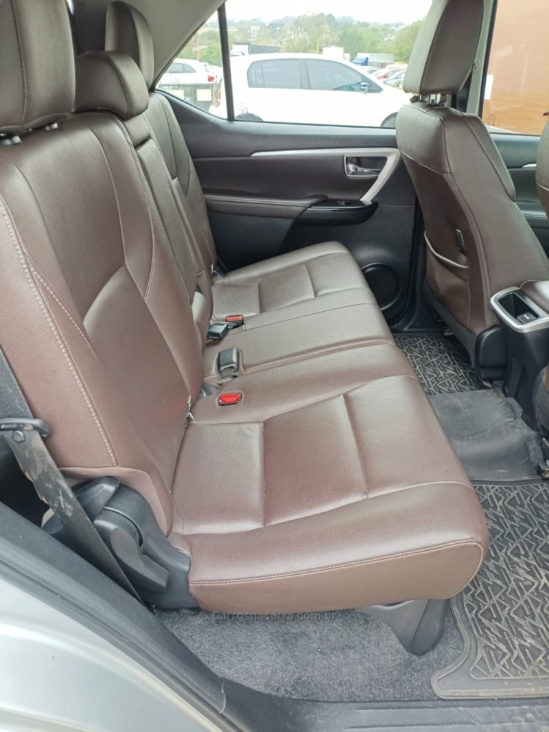 HILUX SW4 2.8 4X4 SRX PLATINUM TURBO 7 LUGARES DIESEL 4P AUTOMÁTICO - 2018 - IVOTI
