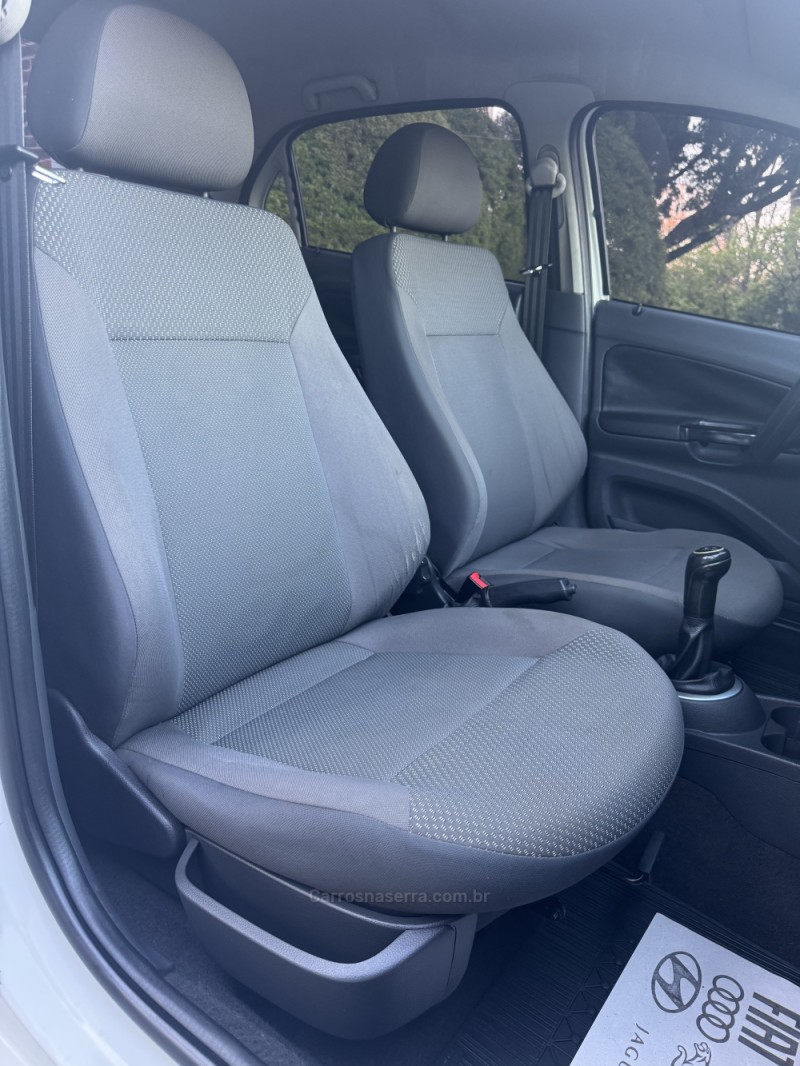VOYAGE 1.0 MI TRENDLINE 8V FLEX 4P MANUAL - 2011 - ENCANTADO