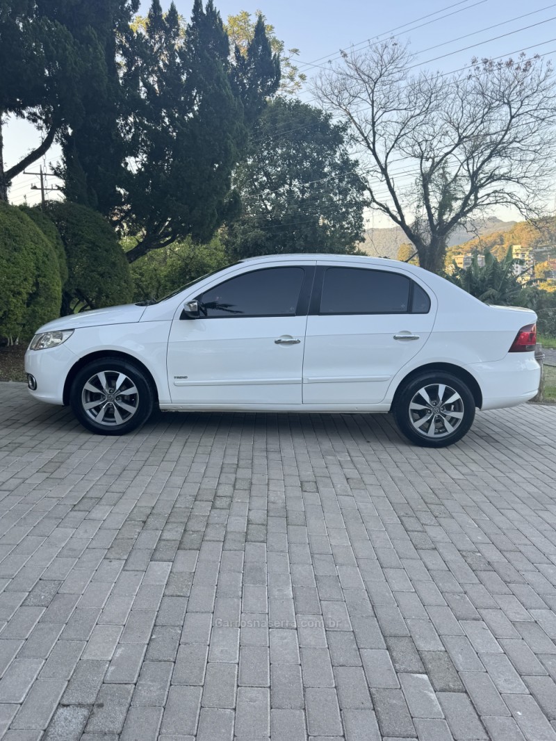 VOYAGE 1.0 MI TRENDLINE 8V FLEX 4P MANUAL - 2011 - ENCANTADO