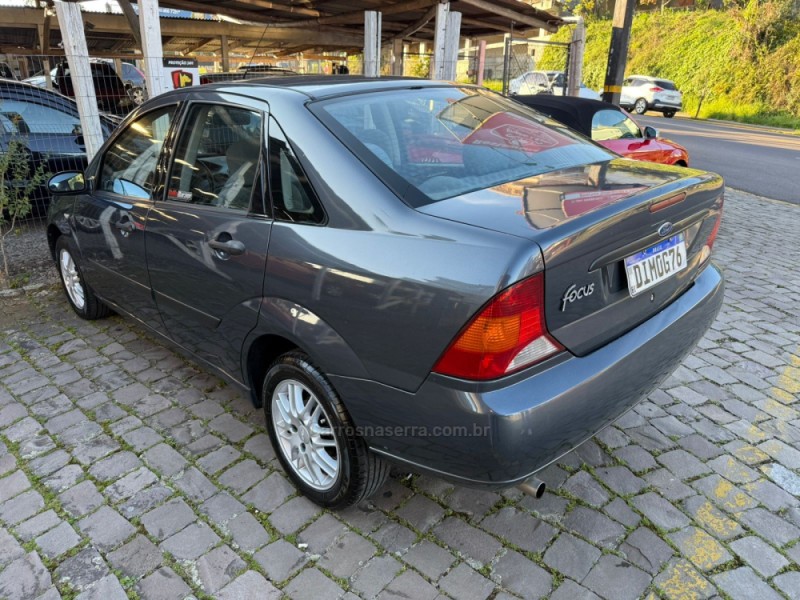 FOCUS 2.0 GLX SEDAN 16V GASOLINA 4P MANUAL - 2002 - FARROUPILHA