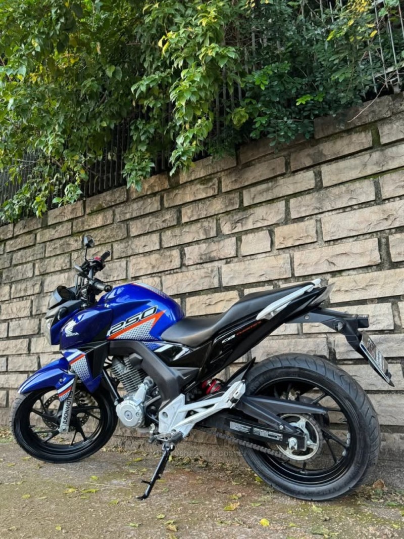 CB 250F TWISTER  - 2022 - LAJEADO