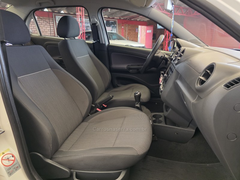 VOYAGE 1.0 MI TRENDLINE 8V FLEX 4P MANUAL - 2014 - SAPIRANGA