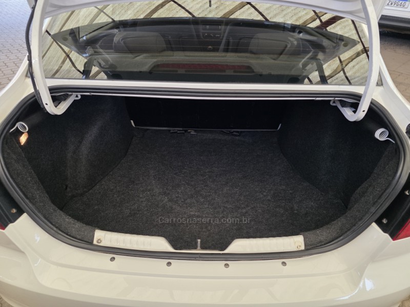 VOYAGE 1.0 MI TRENDLINE 8V FLEX 4P MANUAL - 2014 - SAPIRANGA