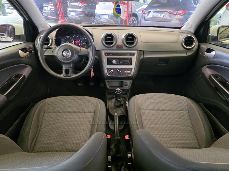 VOYAGE 1.0 MI TRENDLINE 8V FLEX 4P MANUAL - 2014 - SAPIRANGA