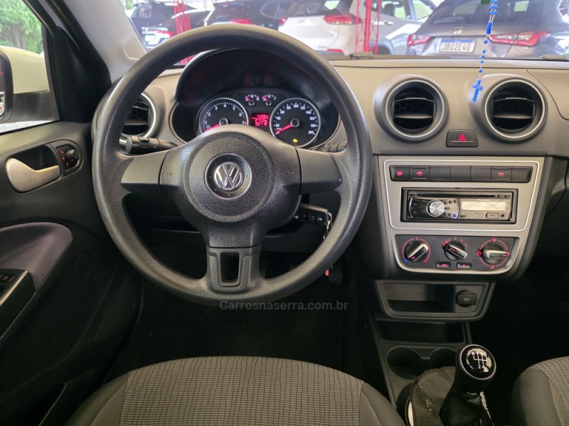 VOYAGE 1.0 MI TRENDLINE 8V FLEX 4P MANUAL - 2014 - SAPIRANGA