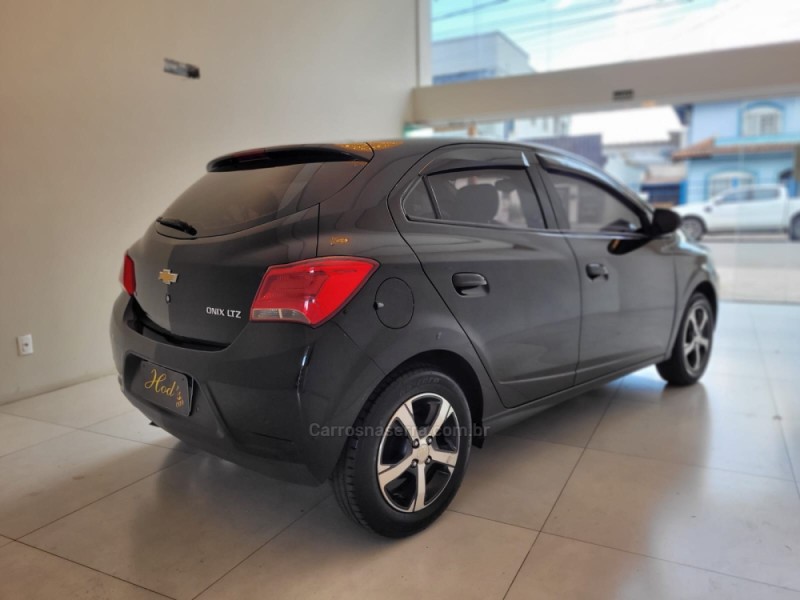 ONIX 1.4 MPFI LTZ 8V FLEX 4P MANUAL - 2017 - CANELA