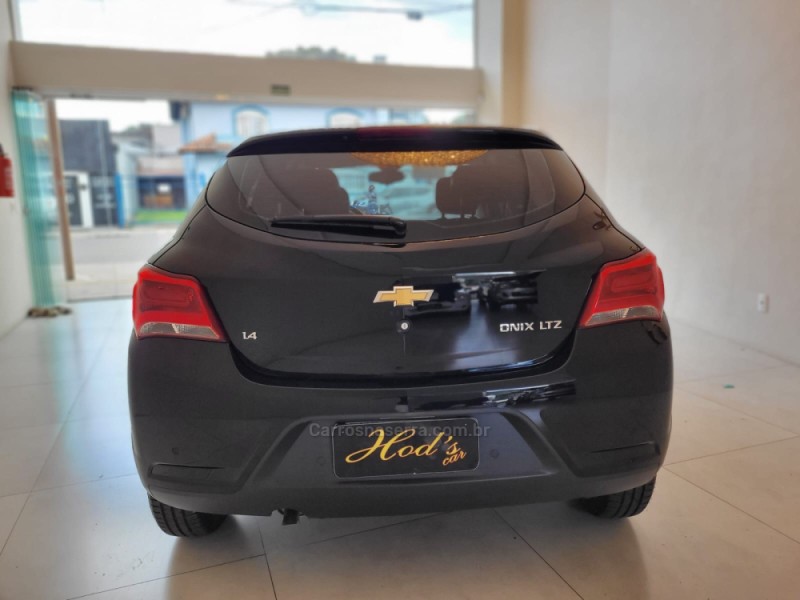 ONIX 1.4 MPFI LTZ 8V FLEX 4P MANUAL - 2017 - CANELA
