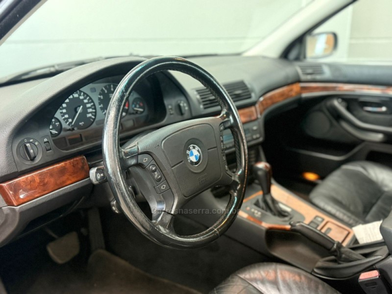 540I 4.4 SEDAN V8 32V GASOLINA 4P AUTOMÁTICO - 1997 - VACARIA