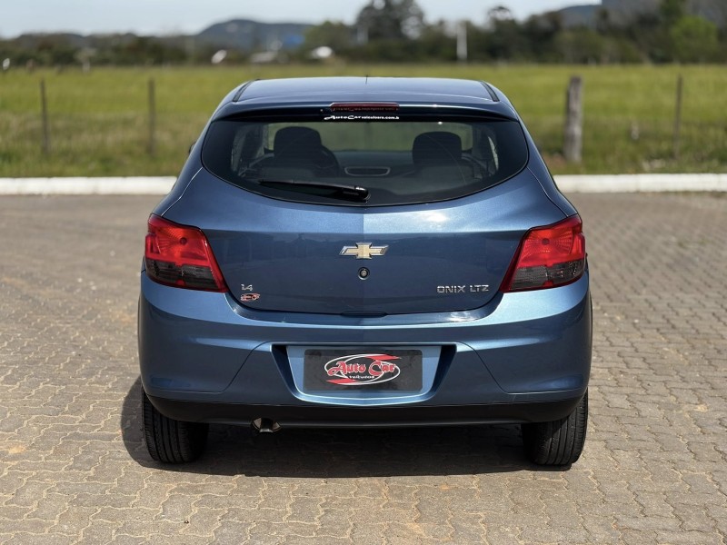 ONIX 1.4 MPFI LTZ 8V FLEX 4P MANUAL - 2015 - CANDELáRIA