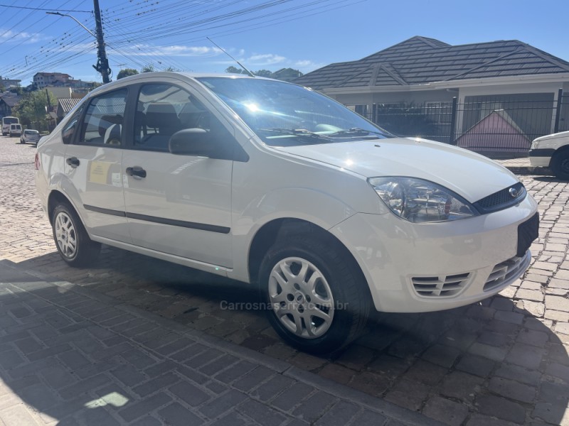 FIESTA 1.0 MPI PERSONNALLITÉ SEDAN 8V GASOLINA 4P MANUAL - 2006 - VERANóPOLIS